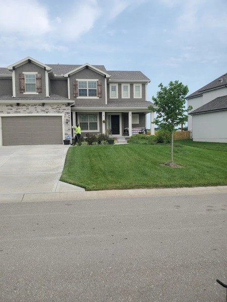 Lawn Care in Lees Summit, MO (1)